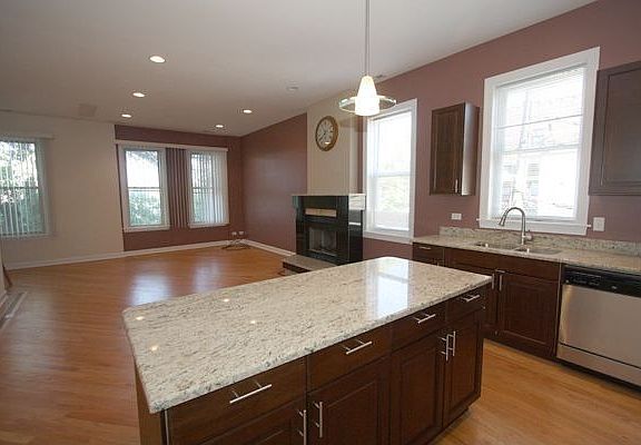 4th image of 1243 N Leavitt St