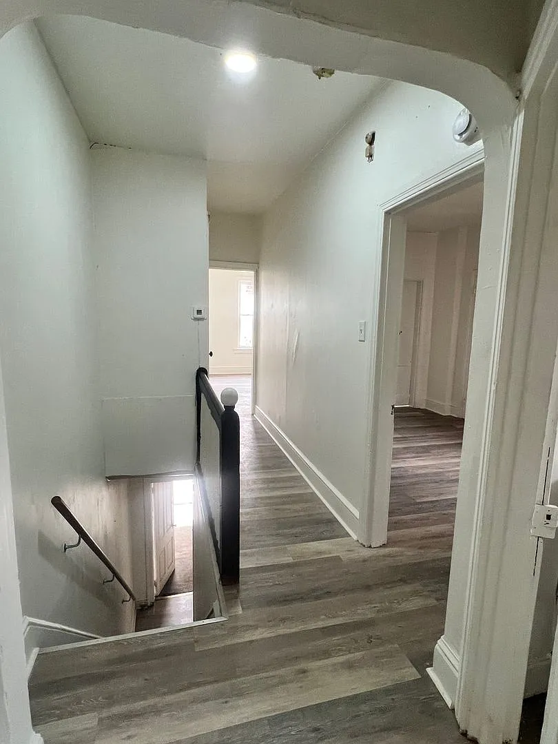 574 W Princess St — Photo 4