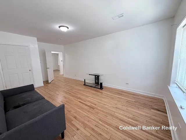 2 bed, 1.0 bath, 1100 sqft, $1,600 — Photo 3