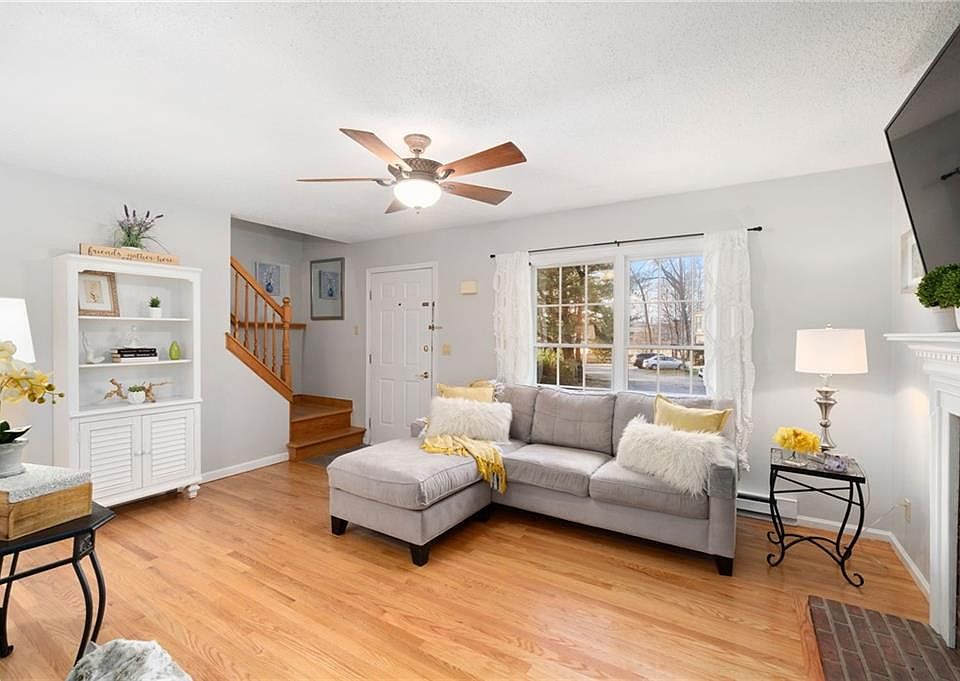 25 Wood Hollow Ln, Rumford, RI 02916 Zillow