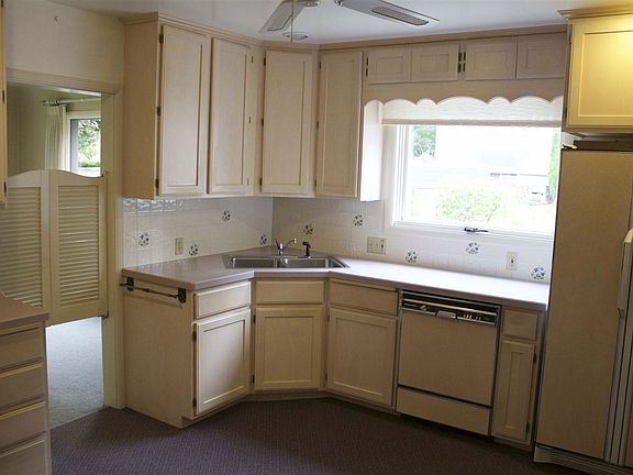 4th image of 3318 W Rosamond Ave