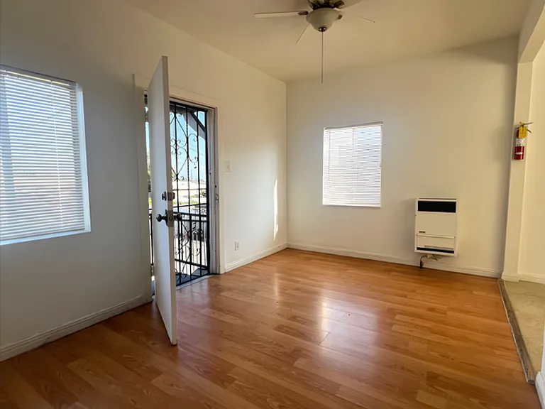 2440 E Wabash Ave — Photo 3