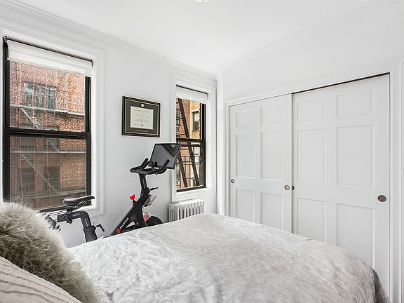 4th image of 256 W 15th St APT 4RE