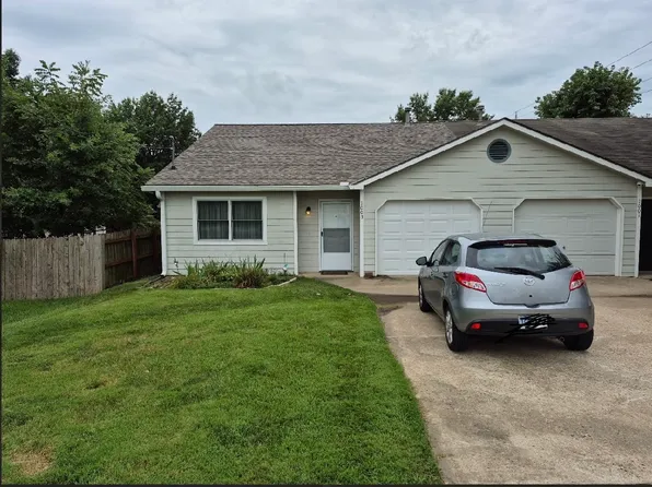 1003 E 27th St, Lawrence, KS 66046