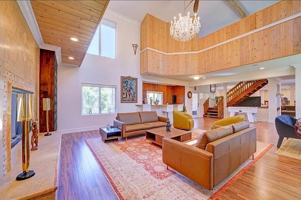 5 bed, 5.5 bath, 4800 sqft, $8,500 — Photo 2