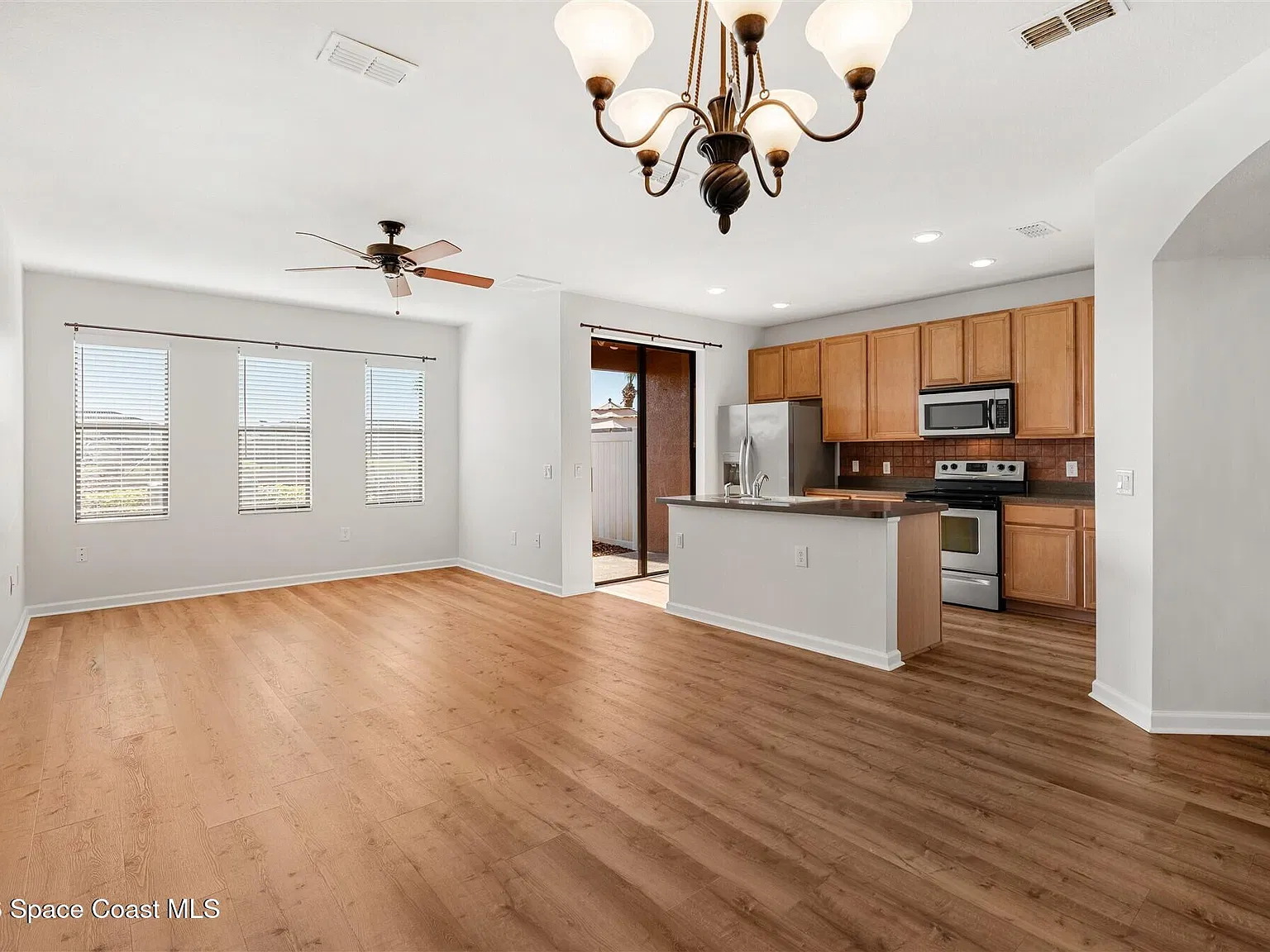 2 bed, 2.5 bath, 1393 sqft, $2,200 — Photo 3