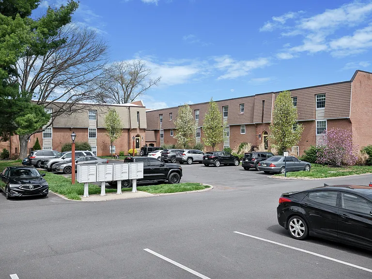 Meadowbrook Apartments — Photo 12