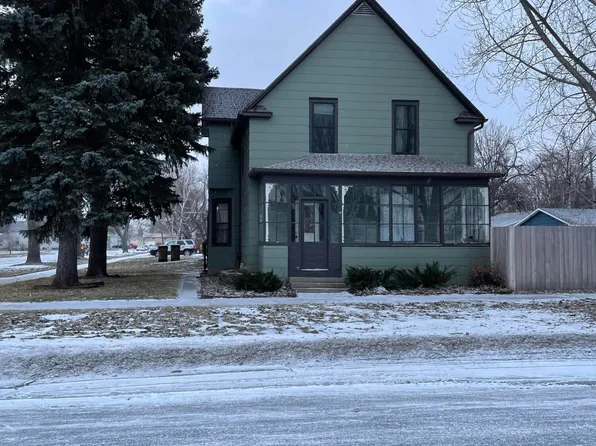 521 1st Ave NE, East Grand Forks, MN 56721