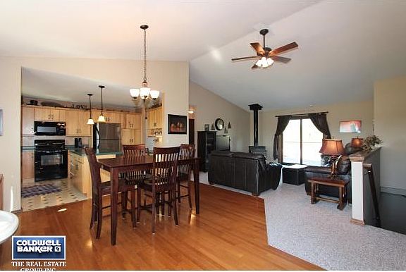 Vaulted ceiling, hdwd floors