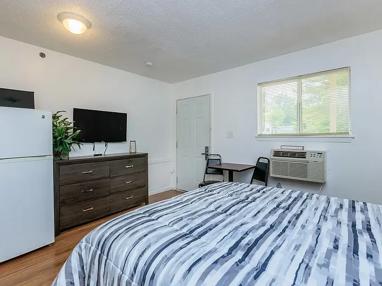 835 S Cobb Dr SE — Photo 4