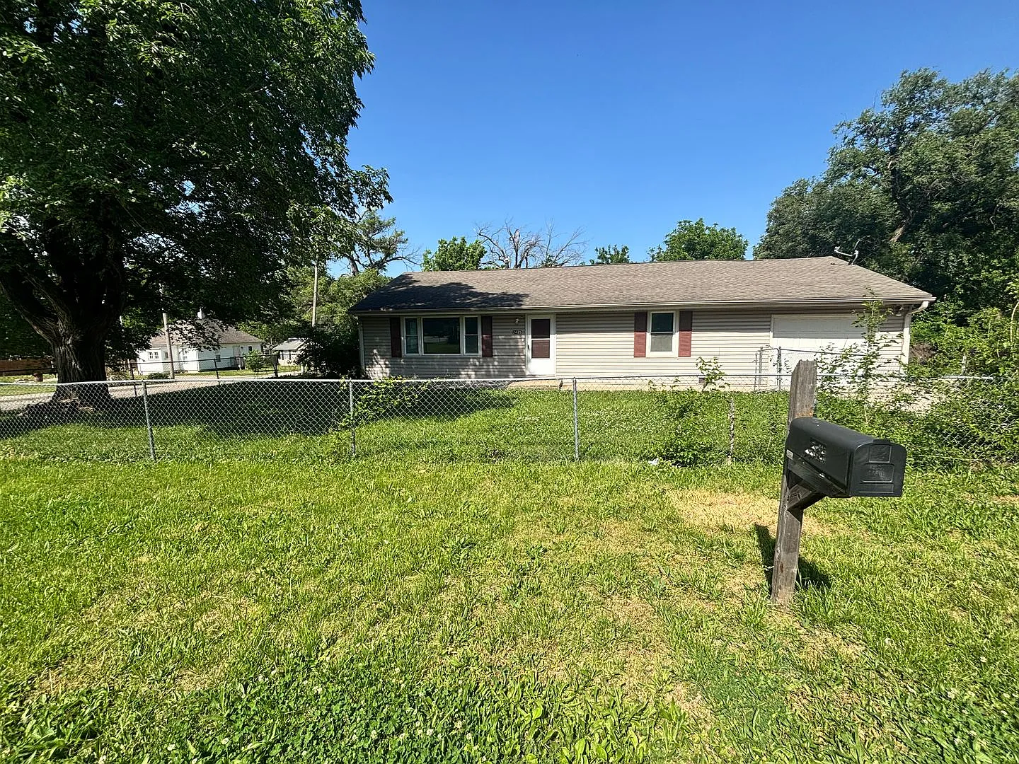 Charming 3 bed 1 bath with garage in quiet neighborhood! — Photo 1