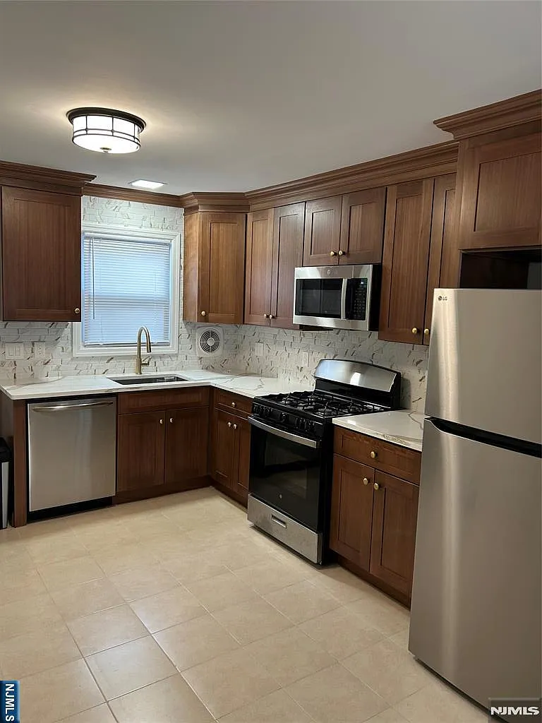 3 bed, 1.0 bath, $3,000 — Photo 3