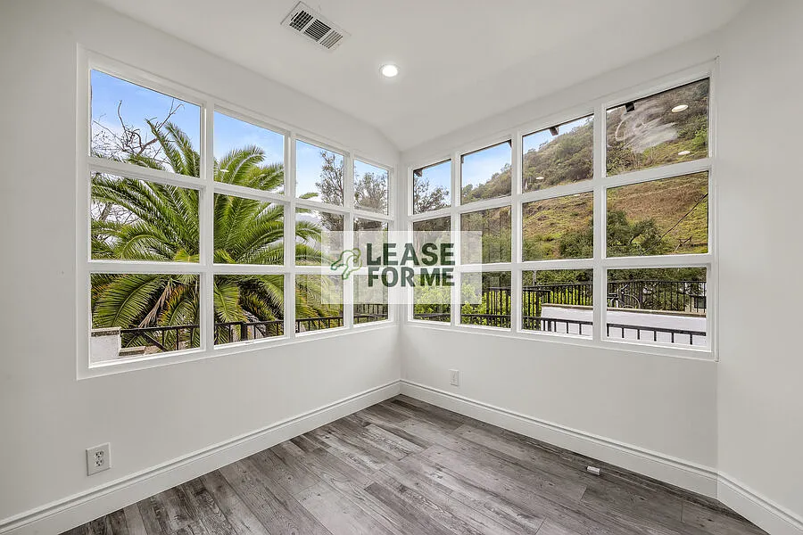 9848 Portola Dr - Elegant Beverly Hills Home Featuring Panoramic Canyon Views — Photo 3
