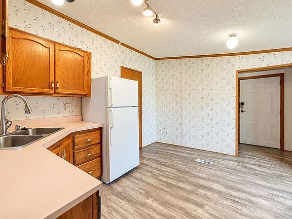 3rd image of 622 Hill St