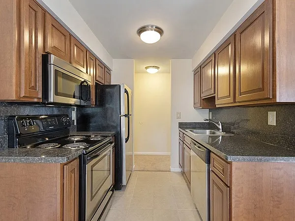 Coventry Square Apartments — Photo 5