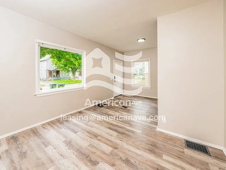 1375473_003_living_room_13801782.jpg