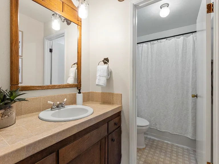 5484 Riverside Blvd — Photo 16