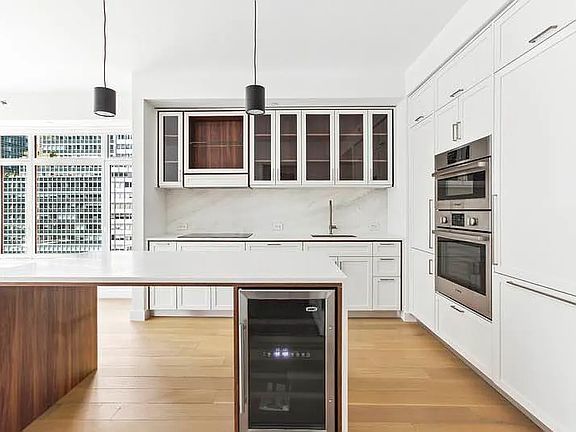2nd image of 115 E 55th St APT 6A