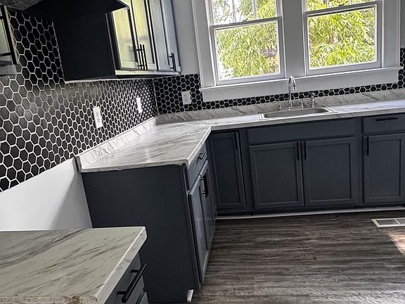 3rd image of 866 Roseview Dr