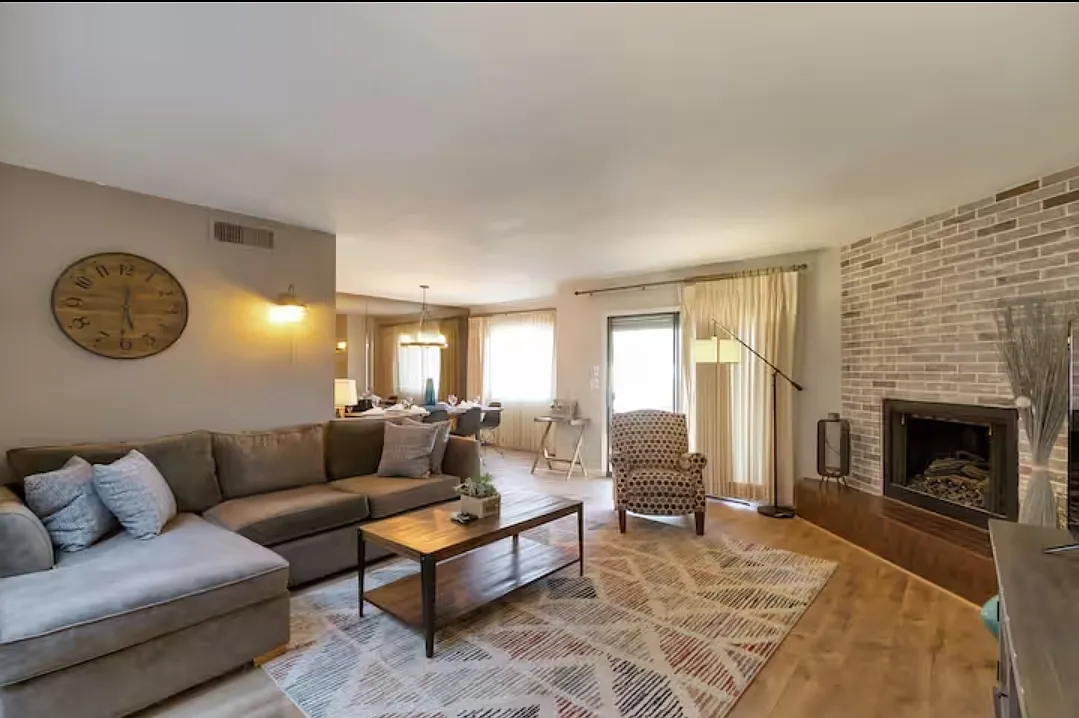 3 bed, 2155 sqft, $3,999 — Photo 3