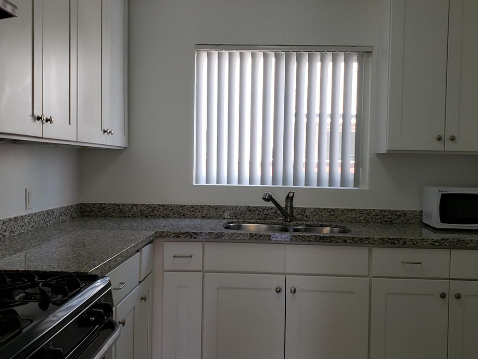 1st image of 13727 Sylvan St APT 2