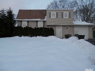 1 Robin Rd, Selden, NY 11784