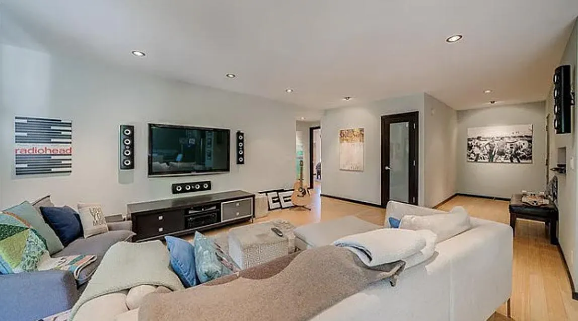 2 bed, 1110 sqft, $6,200 — Photo 3