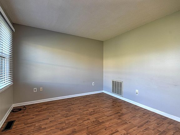 2nd image of 209 Oakcrest Cir