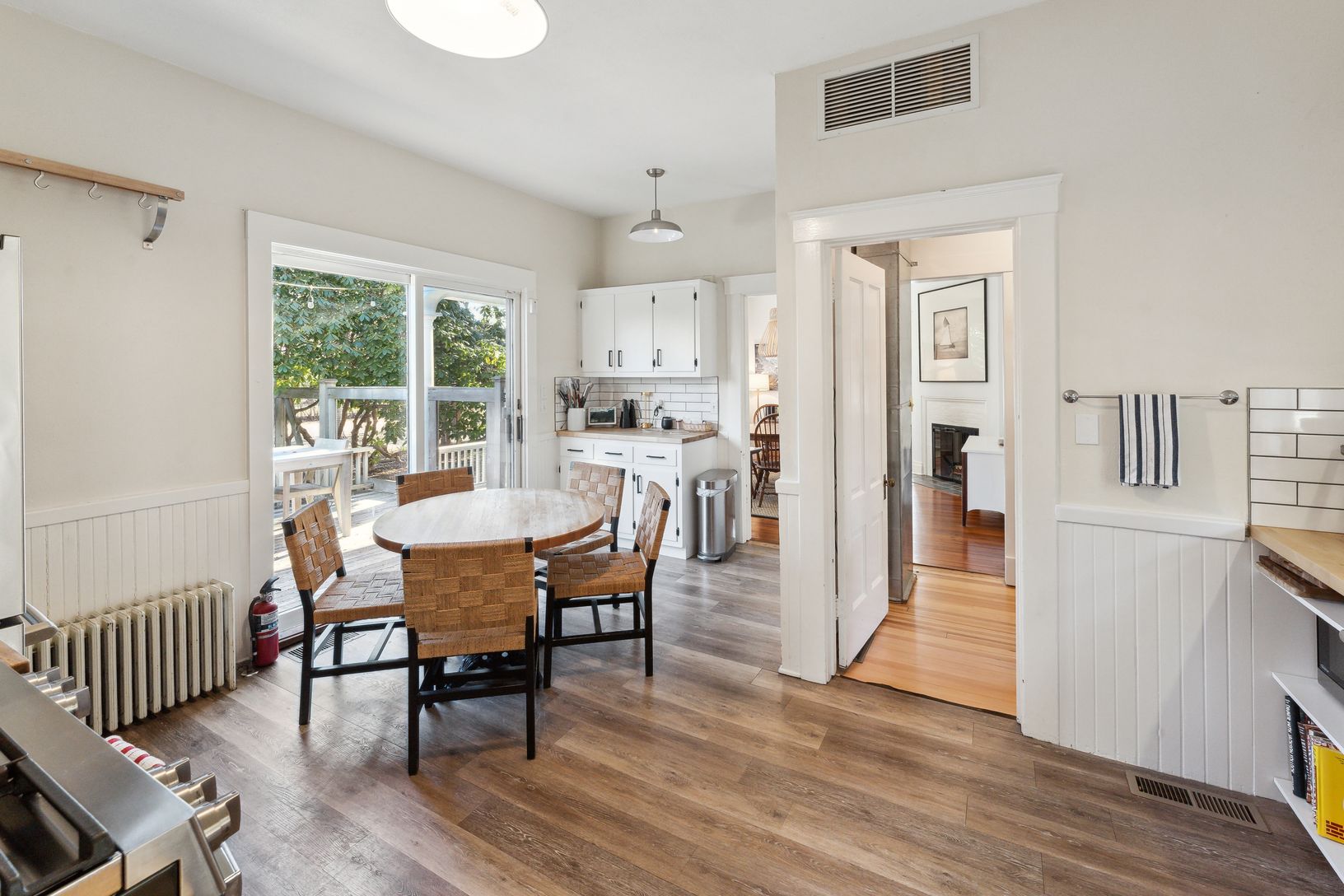 kitchen has eat in table