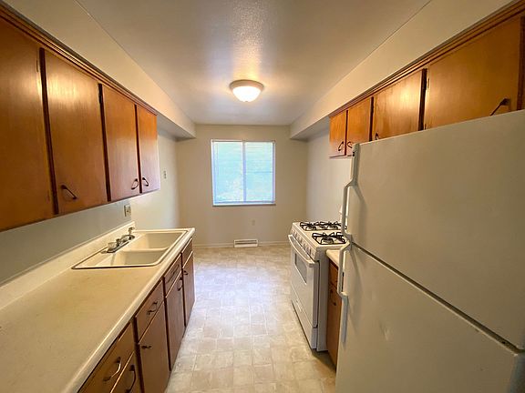 3rd image of 249 E Oak Cliff Ct APT 4