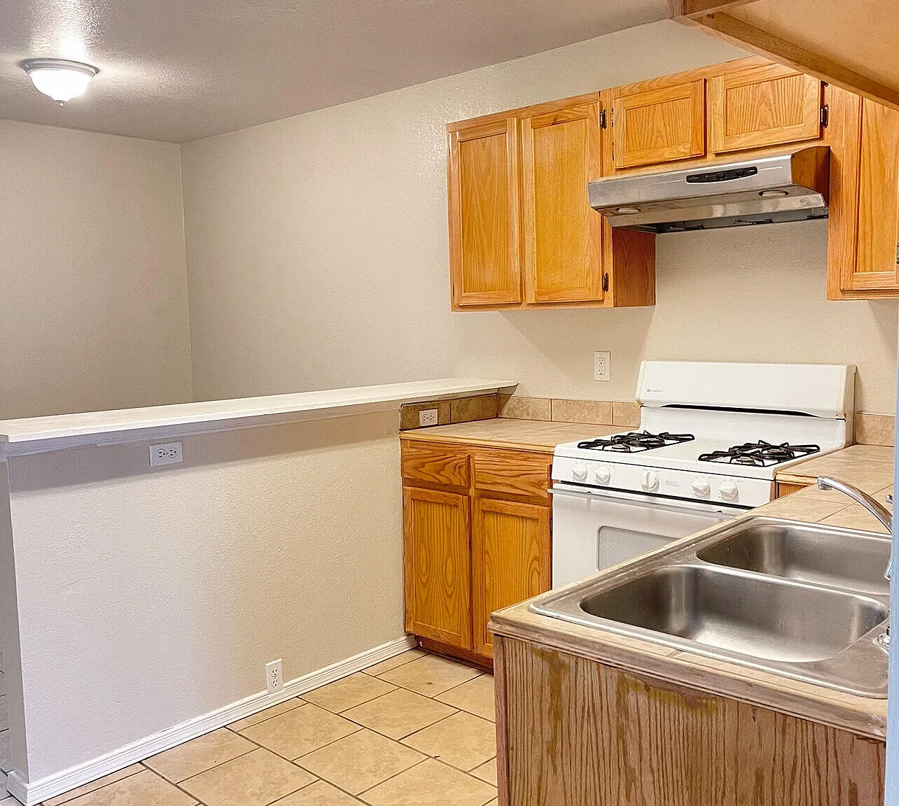 3 bed, 2.0 bath, 1134 sqft, $1,350 — Photo 2