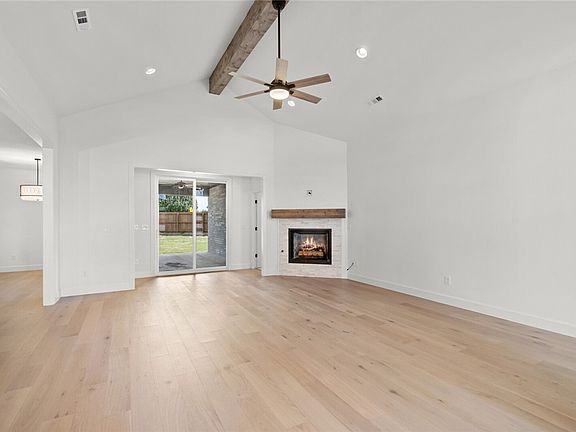 5th image of 1204 Peel Ln