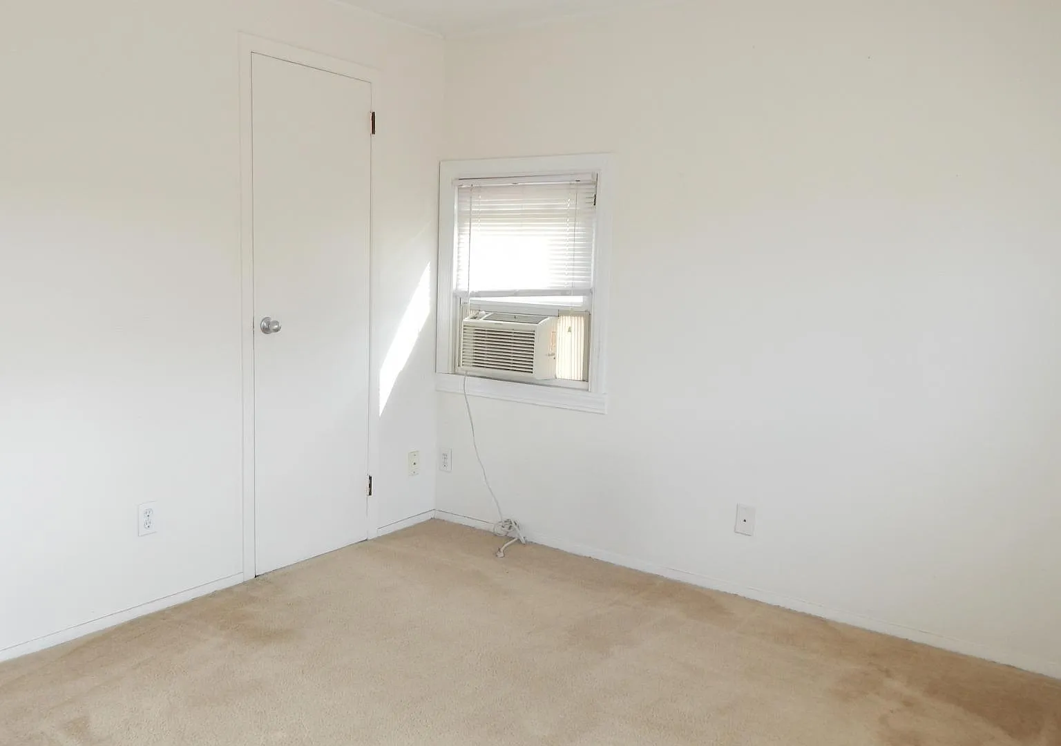 Gardiners Ave, Levittown — Photo 4