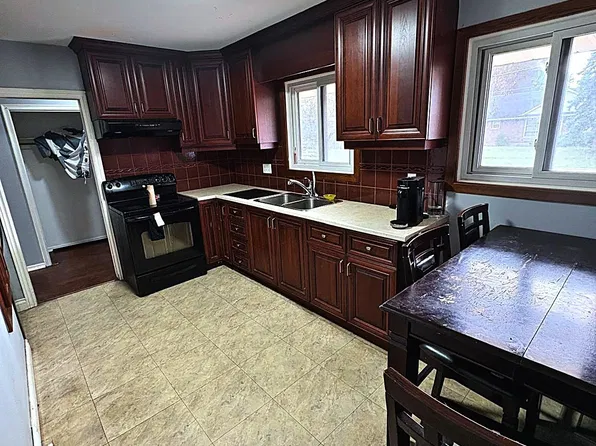 76 Switzer Dr, Oshawa, ON L1G 3J4