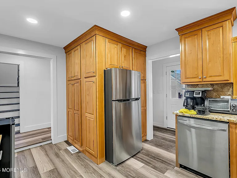 295 Jerome Ave — Photo 10