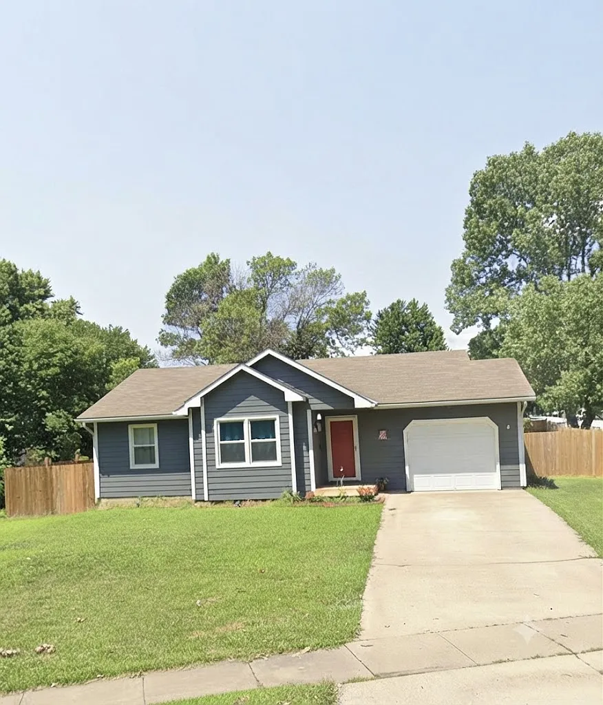 4 bed, 1.5 bath, 1607 sqft, $2,100 — Photo 1