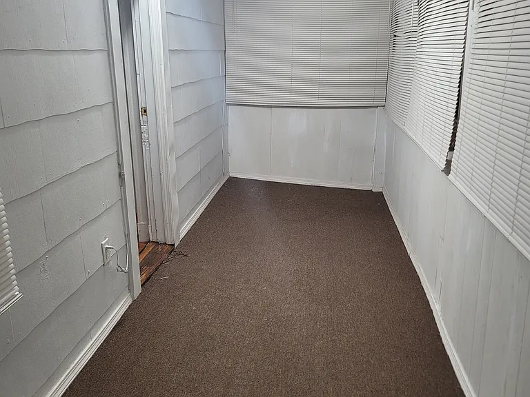 Bellingham St — Photo 36