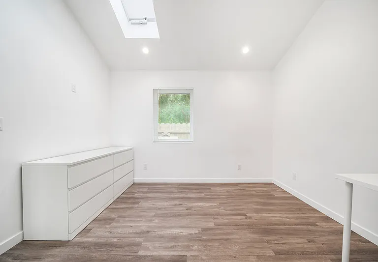 422 N Batavia St — Photo 10
