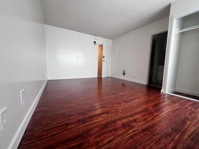918 S Kenmore Ave #B6 — Photo 2