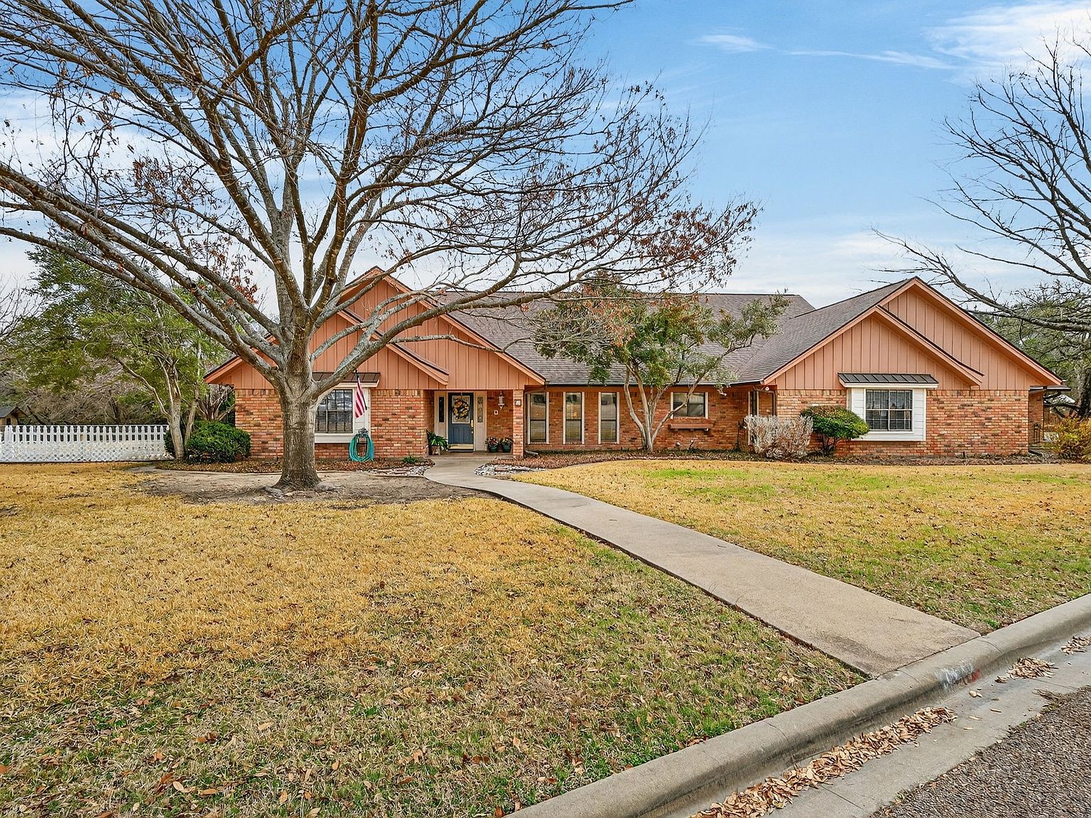 【中古】 Love　X（10） 407 N Avenue Z, Clifton, TX 76634 | Zillow