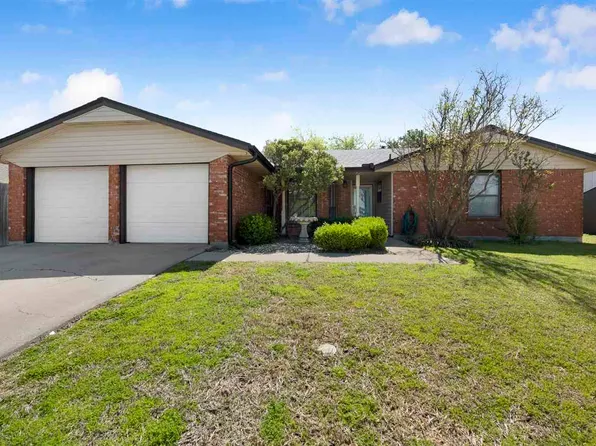 316 SE Camelot Dr, Lawton, OK 73501
