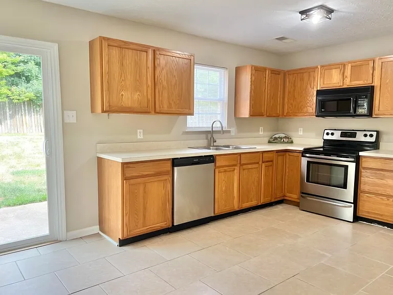 204 Maple Leaf Ln — Photo 4