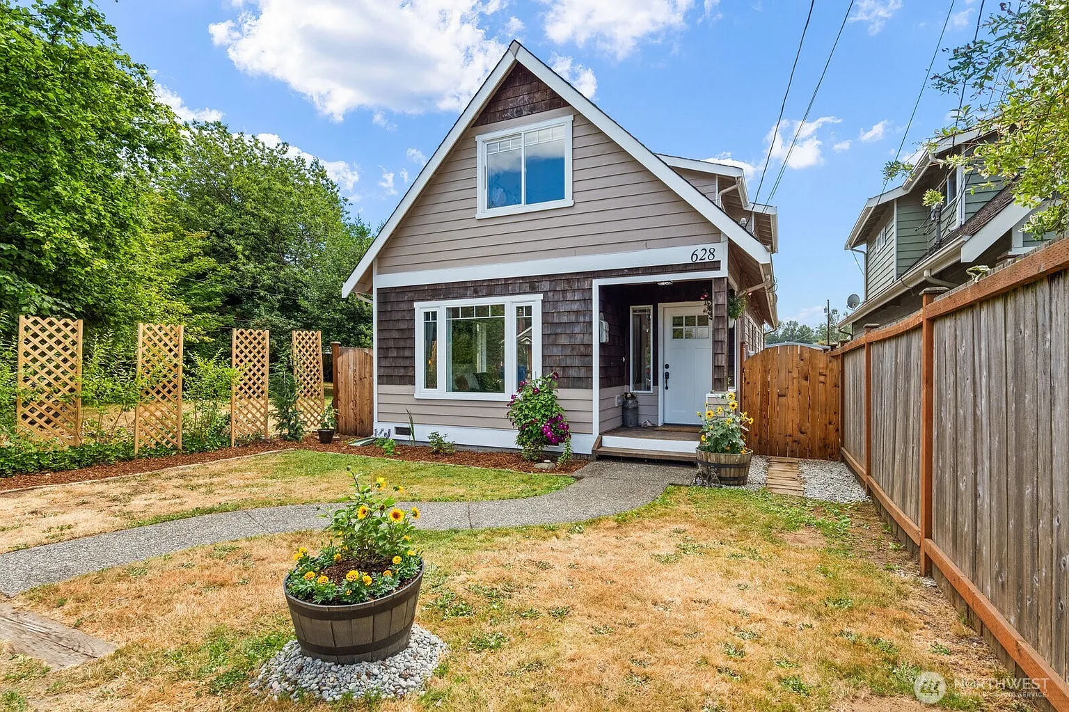 628 Roberts Street photo 1