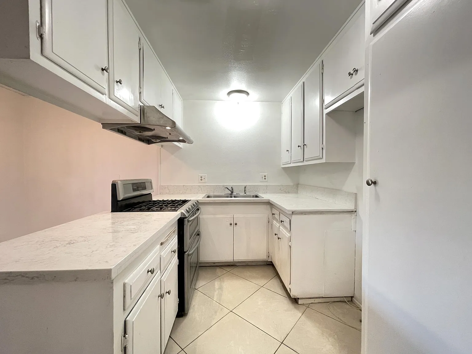 3 bed, 864 sqft, $2,600 — Photo 2