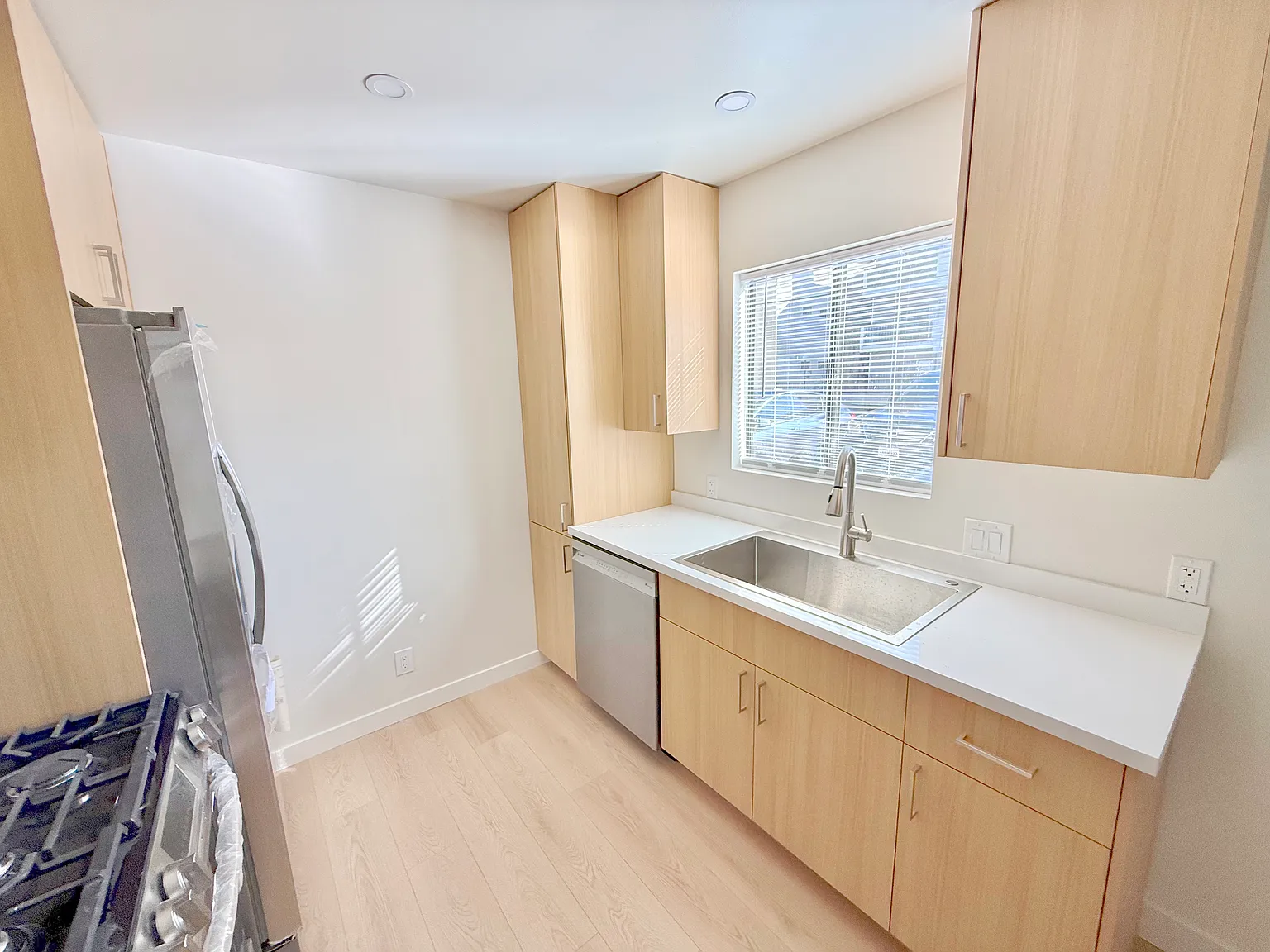 2 bed, 990 sqft, $4,595 — Photo 2