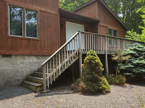 800 Gaskin Ct N, Lords Valley, PA 18428