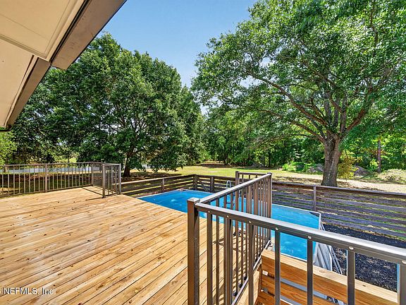 4th image of 391 CHESWICK OAK Avenue