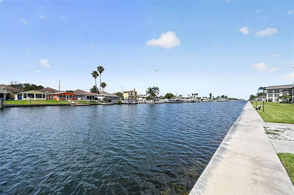 1 bed, 1.5 bath, 728 sqft, $1,300 — Photo 2