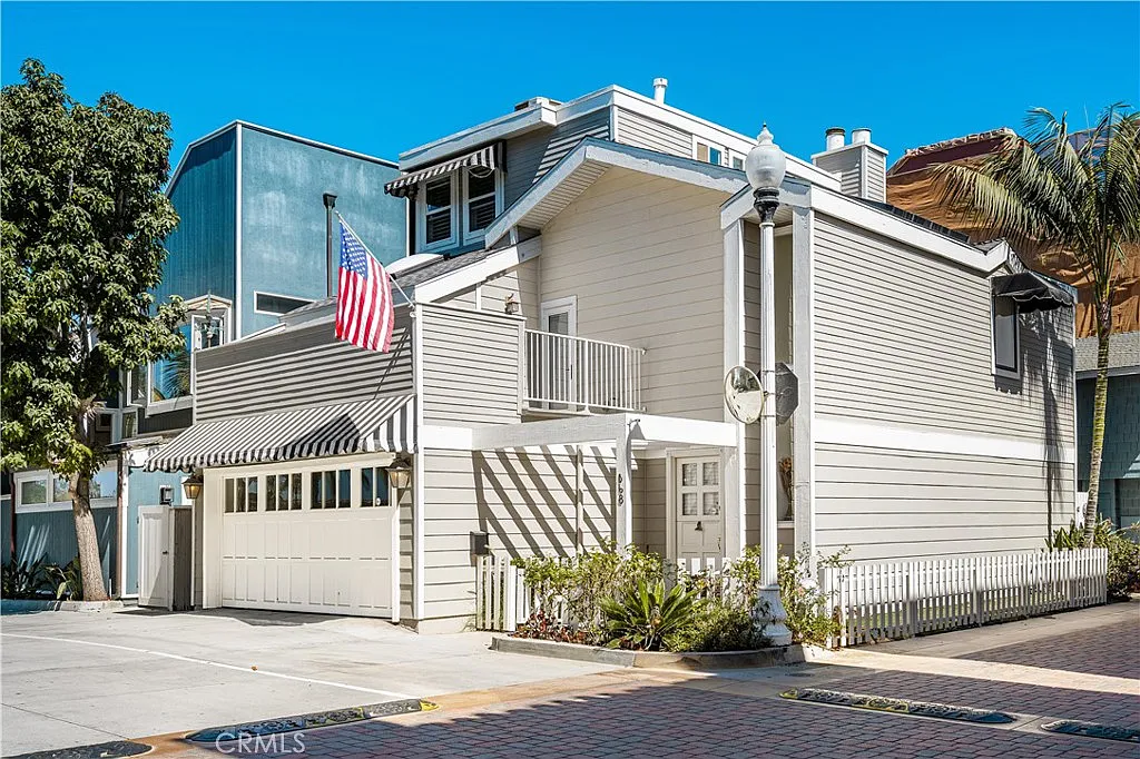 3 bed, 2.5 bath, 1765 sqft, $6,995 — Photo 2