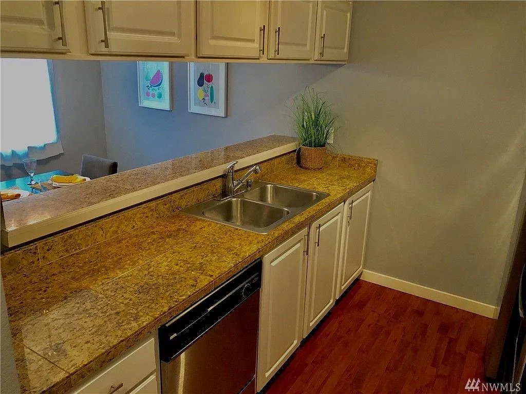 1 bed, 1.5 bath, 835 sqft, $1,600 — Photo 4
